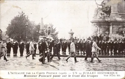Sr. Poincaré passa no front das tropas — 14 de julho de 1916 — L'Actualité par la Carte Postale (Paris 955)