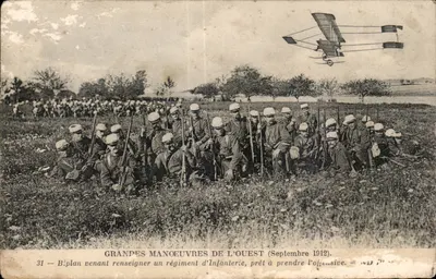 पुराना पोस्टकार्ड मिलिटरिया पश्चिम के बड़े आंदोलन (सितंबर 1912) बाइप्लेन जो एक पैदल सेना के रेजिमेंट के बारे में सूचना देता है