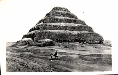 Sakkara — A Pirâmide a Passos de Quéops — editada por Lehner & Landruck, série 1