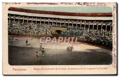Pamplona — Riego do redondel da Plaza de toros antes de começar a Corrida — editor não visível
