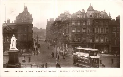 Market Street mostrando a estátua da rainha Vitória — Nottingham — Kingsway Real Photo Card n°4082