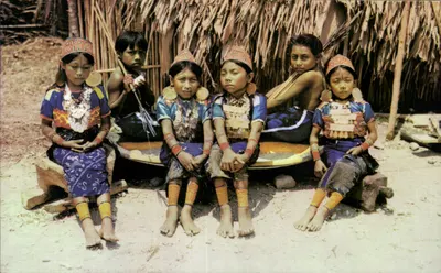 Crianças de San Blas — vestidas com seus ornamentos de ouro e prata — Foto Flatau
