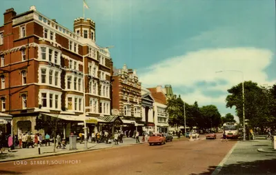 Rua Lord, Southport — vista do Hotel Scarisbrick e da rua movimentada — J. Salmon & Sevenoaks