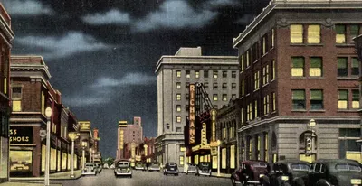 Main Street, Oshkosh, Wisconsin — vista noturna com o hotel Richman's — editor E. C. Kropp Co., Milwaukee, Wis.