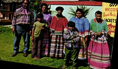 Trajes indígenas coloridos — John Tiger Pool's Indian Village e loja, 47 milhas a oeste de Miami na Tamiami Trail — Murphy Bros. Press, Inc. #72-39