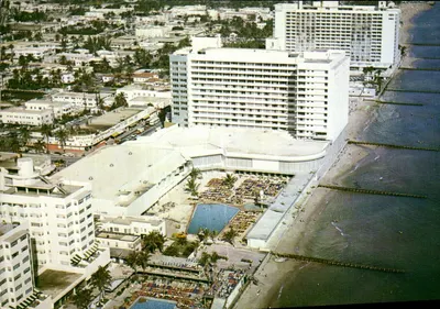 Vista aérea dos hotéis Deauville e Carillon em Miami Beach — Foto aérea por McFadden Air Photos