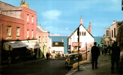 Lyme Regis — vista da rua Broad Street com o mar — editor PT2208