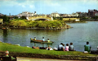 Lago Marinho, Southport — vista do lago com ponte e barco — PT19349