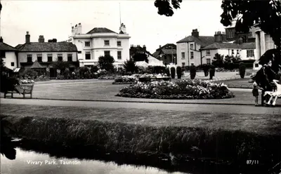 Vivary Park, Taunton — vista do parque com jardim e edifícios — Overland Views, n° 87/11