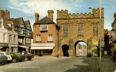 Porta Norte, Bridgnorth — porta medieval com edifícios comerciais — Salmon Cameracolour