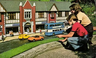 Centro da Cidade — Lojas — Model Village — The Photographic Greeting Card Co. Ltd.