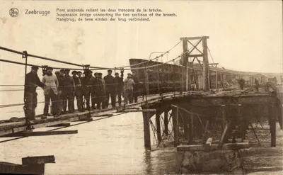Zeebrugge — Ponte suspensa ligando os dois trechos da brecha — Edição J. Revyn, Louvain