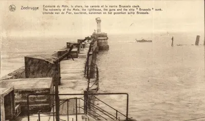 Zeebrugge — Extremidade do Molo, o farol, os canhões e o navio Brussels afundado — Edição J. Revyn, 213, Chaussée de Louvain, Bruxelas