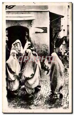 Mulheres cobertas — rua de pedras — CA-13
