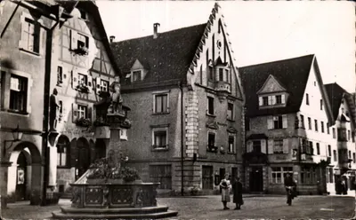 Sigmaringen — Praça da Prefeitura — Foto da reprodução da praça com fonte e edifícios com colunas de madeira