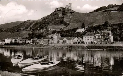 Bernkastel-Kues na Mosela — vista do castelo e das vinhas — Anschikartverlag N. Bastian