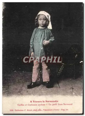 Bilhete postal antigo Através da Normandia chapéus e roupas antigas - um menino normando Folclore
