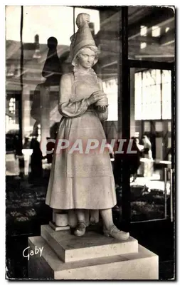 Estátua de mulher em traje tradicional — exposição — Gaby