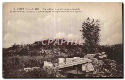 Vimy (P.-de-C.) 1919 — No meio dos túmulos abertos está um monte que indica a localização da Igreja