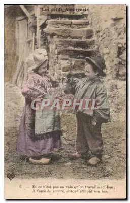 De kleine Auvergnaten — kinderen in traditionele kleding voor een steenmuur — V.D. n°6