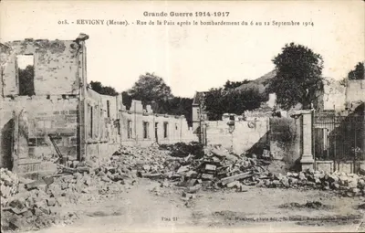 Revigny (Meuse) — Rue de la Paix após bombardeio de 6 a 12 de setembro de 1914 — A. Hambert, foto-editora St-Dizier