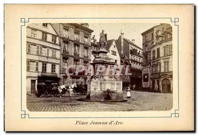 Place Jeanne d'Arc — statue centrale et carrosse à chevaux — éditeur non identifié