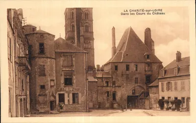 La Charité-sur-Loire — Nas Cours do Castelo — A. Delayance, editor