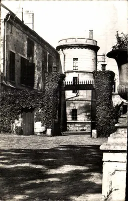 Castelo de Borey - Entrada principal com torre redonda — Editor: Production Intergeo