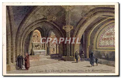 Cripta da Capela da Reconhecimento da Marne (Dormans) — vista interior com visitantes — editor não visível
