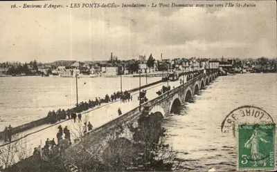 Les Ponts-de-Cé - Inundações - O Ponte Dumnacus com vista para a Ilha St-Aubin