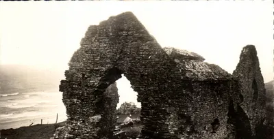 Ruínas da antiga igreja em Carteret — Manche — Editor: St-Pierre-Eglise
