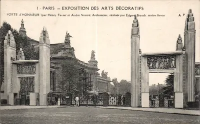 Paris – Exposition des Arts Décoratifs – Porte d'Honneur — par Henry Favier et André Ventre, architectes, réalisée par Edgard Brandt, maître ferror