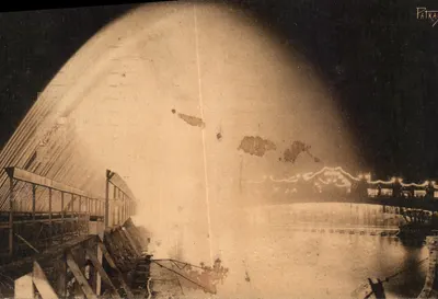 Vue de la voûte d'eau lumineuse sur la Seine — Exposition des Arts Décoratifs Paris 1925 — Éditions d'Art 'Patra'