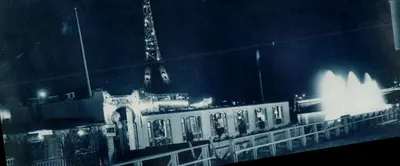 Exposition universelle de 1900 — Vue nocturne de la Tour Eiffel et d'un quai avec fontaine — éditeur non identifié