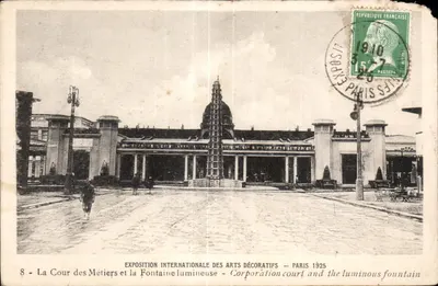 La Cour des Métiers et la Fontaine lumineuse — Exposition internationale des arts décoratifs, Paris 1925 — Éditeur : Les Éditions Artistiques - LIP