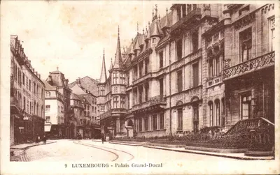 Luxembourg - Palácio Granducal — vista de rua com arquitetura histórica