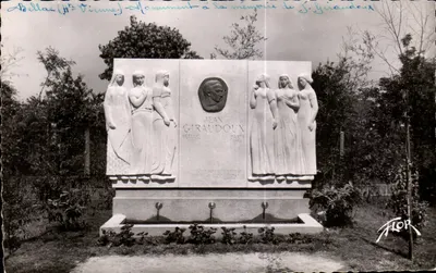 Bellac (Haute-Vienne) - Monument em homenagem a Jean Giraudoux