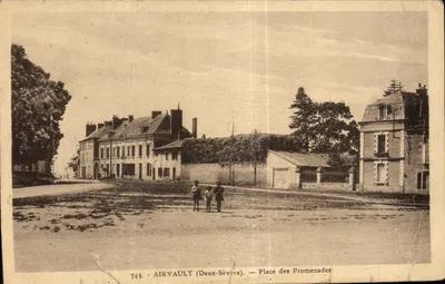 Bilhete postal antigo Airvault (Deux Sevres) Praça das Promenades