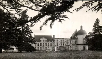 Castelo de Oiron — Conjunto Noroeste — Serv. Comercial Monuments Historiques, Gd. Palais, Av. Alexandre III, Paris