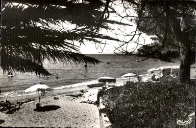 Costa do Azul — LE RAYOL (Var) — Vista da Praia — Fotografia Real