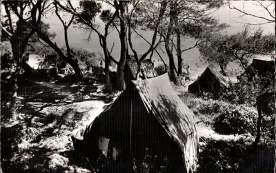 Camping na floresta — Capte, Presqu'île de Giens — Sociedade Edições da França