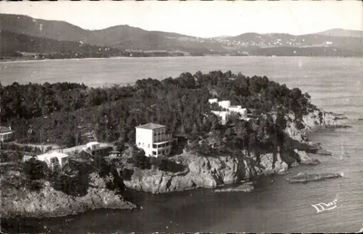 A Baía de Cavalaire — vista aérea de uma ilha rochosa com edifícios — Éditions Vilon, série 83