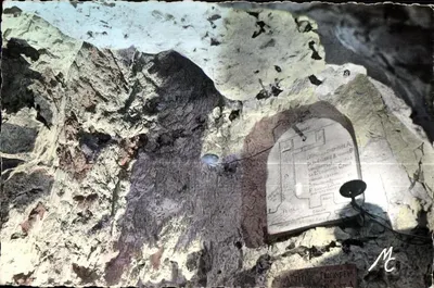 Cité souterraine de Naours — Uma das seis chaminés — Éditions des Grottes de Naours