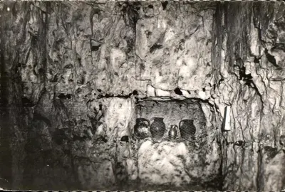 Grutas Históricas de Naours — Detalhe de uma Sala com armário — Éditions des Grutas Históricas de Naours