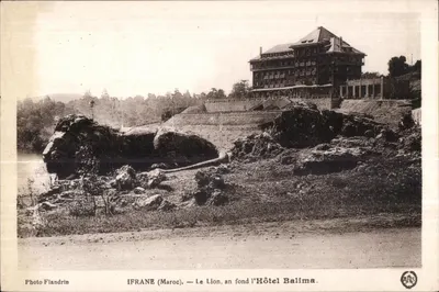 Ifrane (Marrocos) — O Leão, ao fundo o Hotel Balima. Photo Flandrin