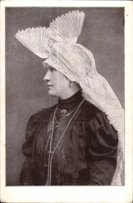 Mulher em traje esloveno — Kranjica no forno — editor Tourist-Office Ljubljana, n° 1105