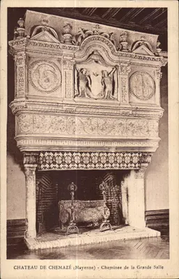Castelo de Chemazé (Mayenne) — Lareira da Grande Sala — Foto Chevremont, Paris