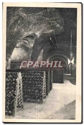 Cavernas de champagne — Vinhos sobre estantes durante o remoagem — Moët & Chandon