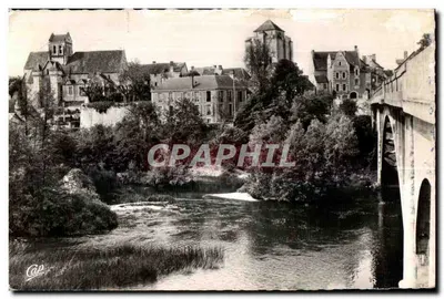 La Rochefoucauld — A Igreja e o Donjon — C.A.P. Fabricação Francesa