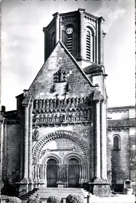 Igreja de Vouvant — Fachaça dos séculos XI e XII — Cliché von Emoo - Luçon
